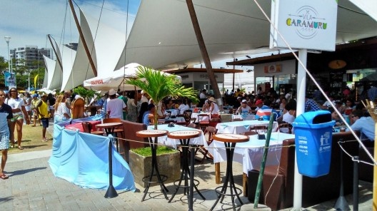 Na Vila Caramuru, construída onde havia o Mercado do Peixe, um bar com sua área de mesas e cadeiras cercada por montantes e cordas