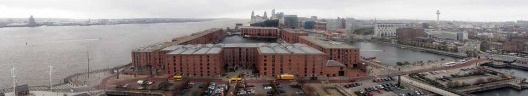 Panorâmica de Liverpool em dia de chuva vista da roda gigante Liverpool Eye. À esquerda o Rio Mersey e ao centro a Albert Dock