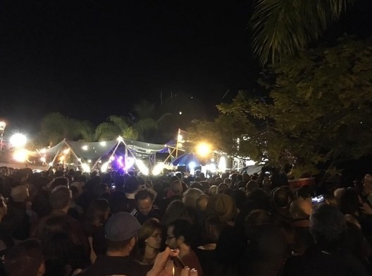 Na margem esquerda do rio Perequê-Açú, público ouvindo Glenn Greenwald, Flip 2019