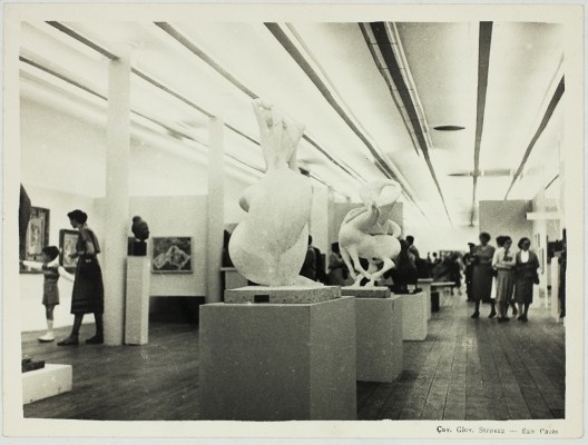 Interior do pavilhão da 1ª Bienal