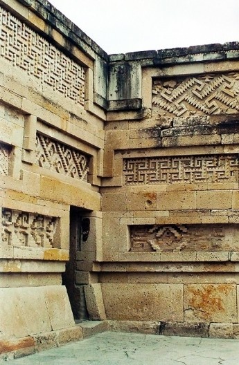 Mitla, ca.2003. Vista de esquina interior com vão de entrada e painéis em mosaico