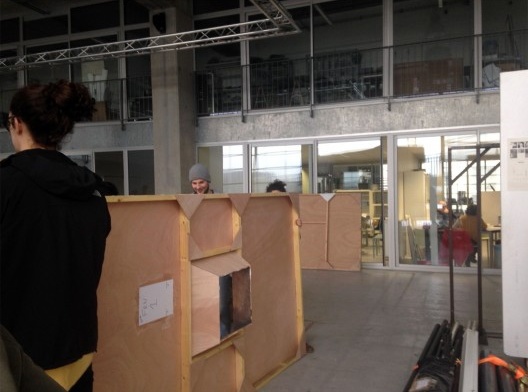 Montagem de trabalho para disciplina de cenografia do quadro pedagógico com os estúdios ao fundo