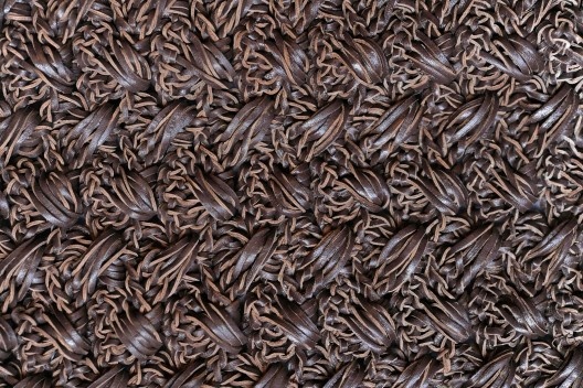 Crochê de tiras de couro no produto da Coopa-Roca, da favela da Rocinha, Rio de Janeiro