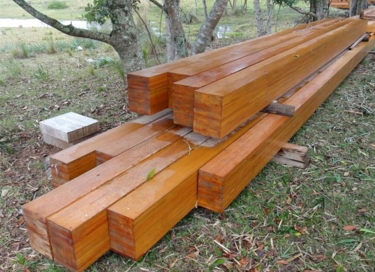 Peças do telhado em madeira laminada colada