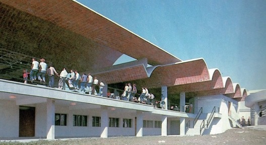 Acesso ao CTEM do Sesi Barra do Ceará, imagem publicada no livro Arquitetura nos Brasil/ Anos 1980 organizado por Hugo Segawa
