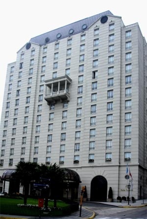 Hotel Four Seasons Buenos Aires: frontões chippendale extraídos da torre AT&T (1978) de Phillip Johnson, sobre a fachada com mansardas e rusticação