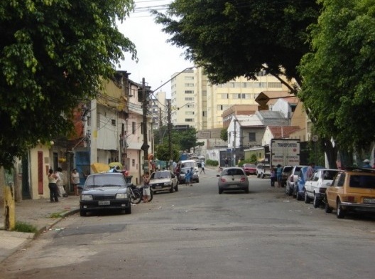 Rua Mário Cardim, na altura da favela urbanizada na rua Uruana