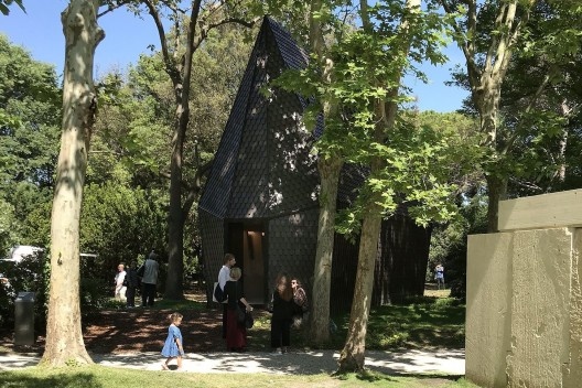 Francesco Magnani, Traudy Pelzel, O pavilhão temporário que abriga os desenhos de Asplund no início do percurso. À direita, um detalhe do trabalho de Eduardo Souto de Moura