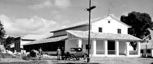 O carro Ford, modelo Galatea, do arquiteto Luis Saia, na frente da Capela de São Miguel Paulista, durante as obras da primeira restauração, foto de 2 de junho de 1940 Caderno de Obras da Capela de São Miguel