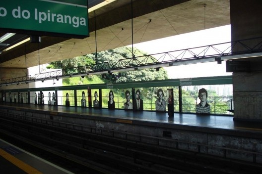 Estação de metrô Sumaré e vidro com obra de Alex Flemming