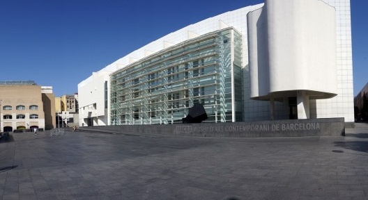 Intervenções urbanas contemporâneas: Museu de Arte Contemporânea de Barcelona — MACBA, Cidade Velha, área central. Arquiteto Richard Meier