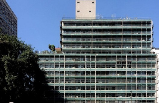 Comparativo da composição da fachada com a subistituição dos dispositivos de proteção solar