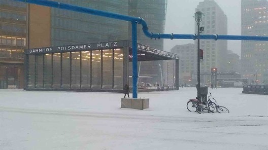 Pórtico da estação de metrô e vista parcial da Potsdamer Platz sob nevasca