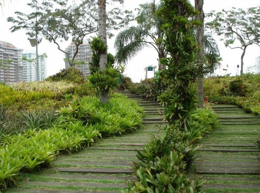 Parque da Gleba E RJ. Parque implantado na área de preservação permanente de um condomínio de luxo, com restrição de acesso à visitantes