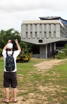 Abilio Guerra fotografando obra de Lelé em Salvador