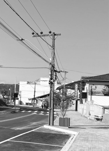 Poluição visual causada por postes e fiações aéreas de energia elétrica e de telefonia, Luiz Alves SC, 2020