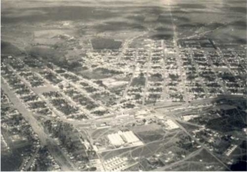 Fig. 1 - Vista aérea da cidade em 1950 mostrando o encontro das ferrovias. Ao centro conjunto ferroviário da Estrada de Ferro Goyaz, ainda existente. À direita, conjunto ferroviário da Companhia Mogiana, demolida na década de 1970
