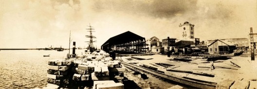 Obras do Porto do Recife em 1913 evidenciando a construção do Armazém 10, ao lado da Torre Malakoff no Cais do Arsenal da Marinha