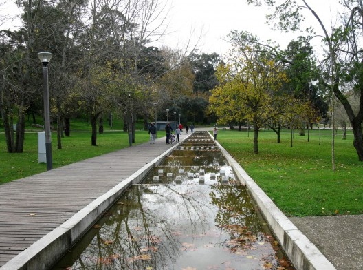 A linha de água que acompanha o caminho principal do parque; formada em pequenas cascatas para acompanhar o declive to terreno