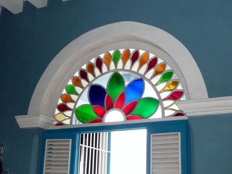 Luceta de vidrios coloreados (vitral) típica de edificaciones neoclásicas del período colonial cubano. Museo de ambiente histórico Santiago de Cuba