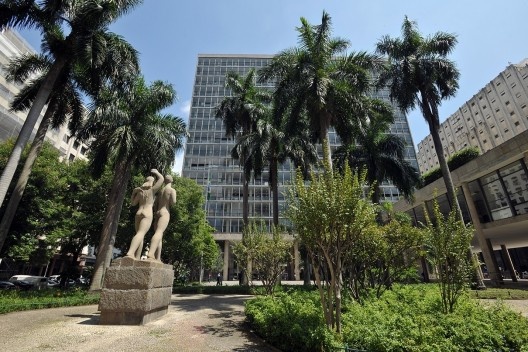Jardins de Burle Marx na esplanada do térreo, com escultura “Juventude”, de Bruno Giorgio