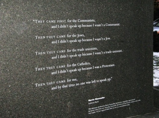Placa com texto de Martin Niemoeller no Holocaust Memorial, Boston MA