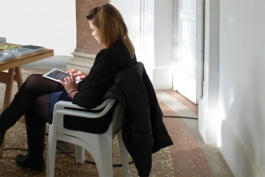 Uma segunda vigia, entretida com seu tablet, não presta muita atenção nos passos silenciosos do personagem misterioso