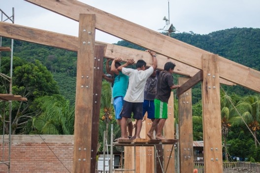 Casa Grande Atyaro Pankotsi, Río Tambo, Junín, Perú, 2019. Arquitectos Marta Maccaglia, Raúl Arancibia, Auriane Bonnault, Samanta Sinistri, Helmer Carrión, Emilio Santos Pérez, Carlos Barreda / Asociación Semillas para el Desarrollo Sostenible