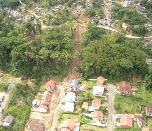 Vista área do deslizamento do morro Coripós – Blumenau sobre a Rua Ursa Maior
