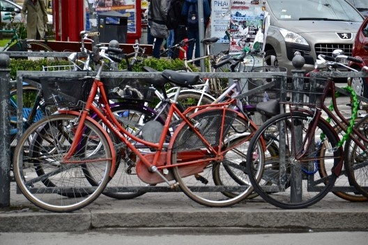Bologna Centrale, bicicletas emparelhadas em frente a estação ferroviária