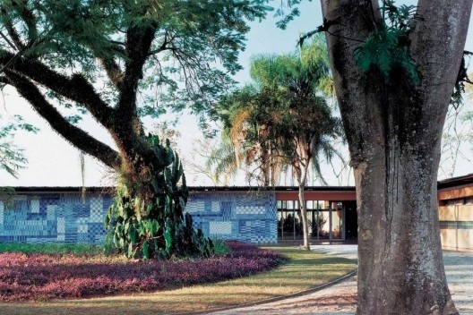 Jardim e painel de Burle Marx para Residência Olivo Gomes em São José dos Campos, dos arquitetos Rino Levi e Roberto de Cerqueira César