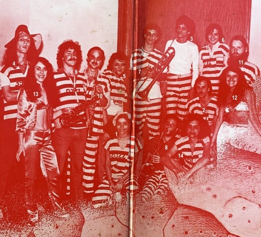 Banda Sabor de Veneno: 1. Regina Porto; 2. Bozo; 3. Paulo Barnabé; 4. Gi Gibson; 5. Rogério; 6. Otávio Fialho; 7. Ronei Stella; 8. Chico Guedes; 9. Baldo Versolatto; 10. Mané Silveira; 11. Félix Wagner; 12. Suzana Salles; 13. Vânia Bastos; 14. Arrigo Barn