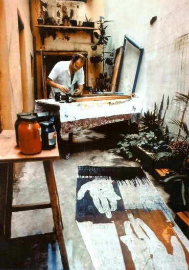 Flávio Império trabalhando em seu atelier à Rua Monsenhor Passalacqua, Casa do Artista