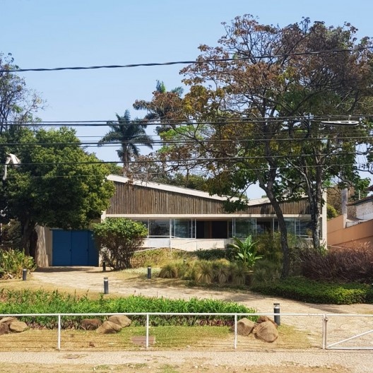 Vista frontal da Casa JK