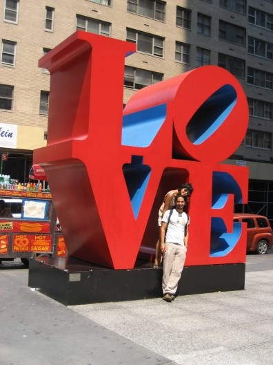 Escultura de Robert Indiana em uma rua de Manhattan