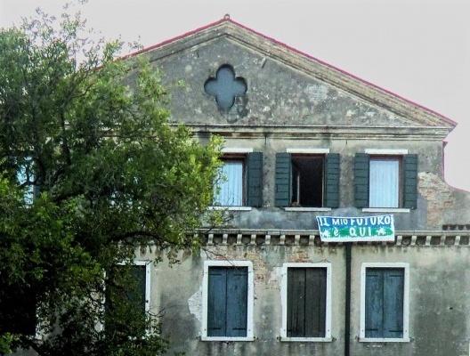 Faixa em janela, “O meu futuro é aqui”, Veneza