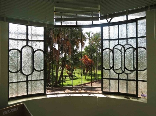 Janela curva em ferro, em funcionamento perfeito até os dias de hoje