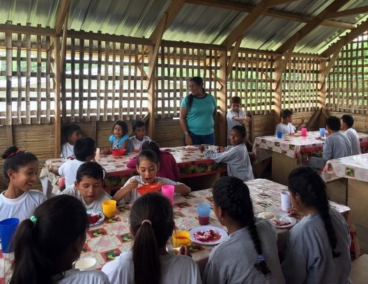 Interior del comedor de Guadurnal, Esmeraldas, Ecuador
