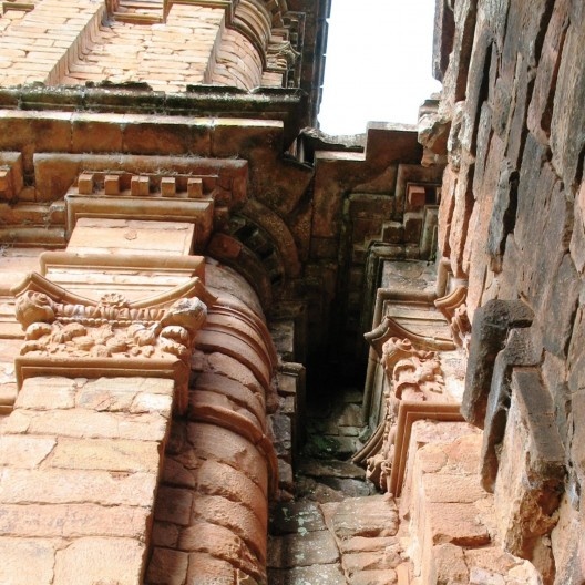 Igreja de São Miguel Arcanjo, detalhe do encontro igreja-torre-pórtico