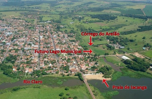 Vista aérea de Iacanga no começo dos anos 2000 (marcações realizadas pela autora)