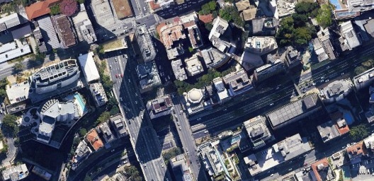 Imagem de satélite do Museu Judaico de São Paulo, no centro. Também na imagem o viaduto Martinho Prado, Radial Leste, avenida Nove de Julho, rua Avanhandava e praça Roosevelt