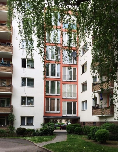 Passagem de pedestres sob edifício residencial no bairro de Kreuzberg, antiga Berlim Ocidental