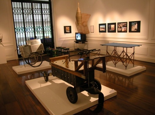 Exposição Design popular da Bahia, curadoria Isabel Gouvêa, coordenação Adélia Borges. Museu da Casa Brasileira, São Paulo, 2004