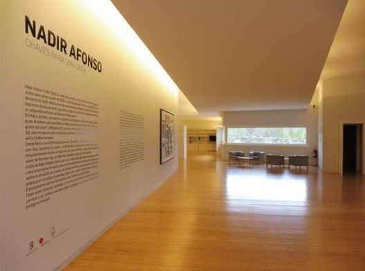 Museu de Arte Contemporânea Nadir Afonso, átrio, livraria e acesso antecâmara, Chaves, Portugal, 2015. Arquiteto Álvaro Siza