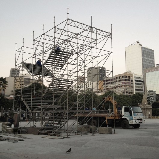 Cota 10, na praça XV, Rio de Janeiro, montagem da estrutura. Grua arquitetos