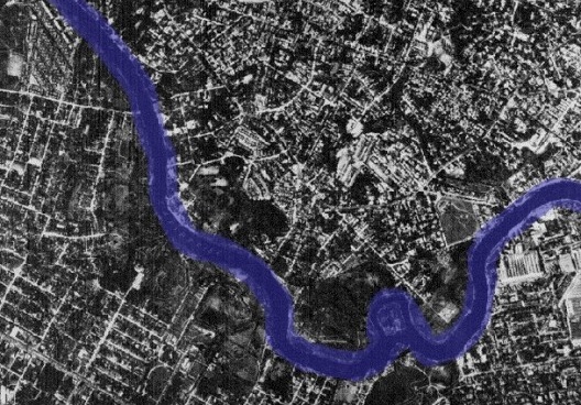 Ortofotocarta da Região Metropolitana do Recife, de 1975, com destaque para a alteração do curso do Capibaribe depois da implantação das obras de contenção de águas do rio
