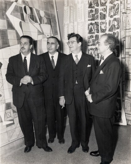 Abertura da exposição de Burle Marx em Washington, 1954. José Gómez Sicre, Érico Veríssimo (então diretor do Departamento de Assuntos Culturais da Pan American Union), Roberto e Walter Burle Marx, tendo ao fundo painel de azulejos e tecidos desenhados pel