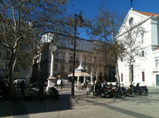 Pateo em frente a Igreja de São Roque em Lisboa