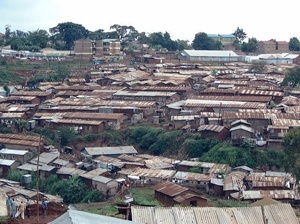 Fórum Urbano Mundial em Nairóbi 2002. Kibera: Maior favela africana.