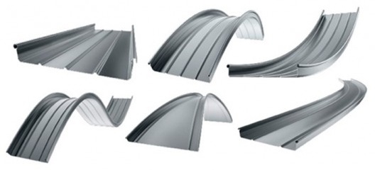 A máquina MONRO da BEMO, instalada em um container para poder ser transportada para qualquer local para produzir painéis de dupla curvatura diretamente no conteiro de obras